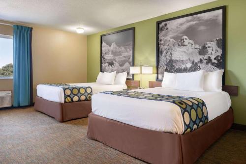 Tempat tidur dalam kamar di Super 8 by Wyndham Sioux Falls