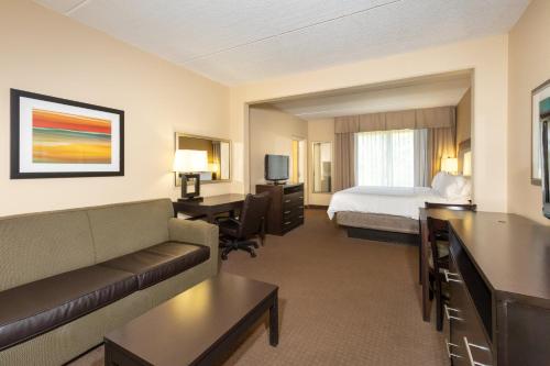 Katil atau katil-katil dalam bilik di Holiday Inn Express Hotel & Suites Jacksonville Airport, an IHG Hotel