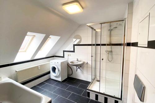 ein Bad mit einem Waschbecken, einem WC und einer Dusche in der Unterkunft Apartment im Stadtteil Alte Neustadt in Magdeburg