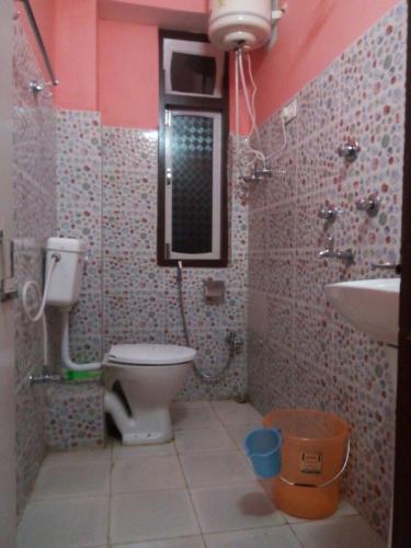 Gallery image of Vamoose Olive in Rhenok
