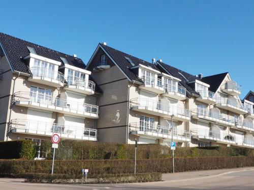 un grande condominio con balconi su strada di Hanseaten-Residenz-FIS-501 a Scharbeutz