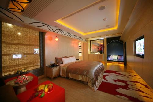 Habitación de hotel con cama y TV en Hua Mu Lan Hotel en Shalu