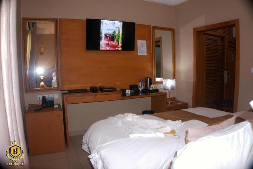 Postel nebo postele na pokoji v ubytování Gold hotel
