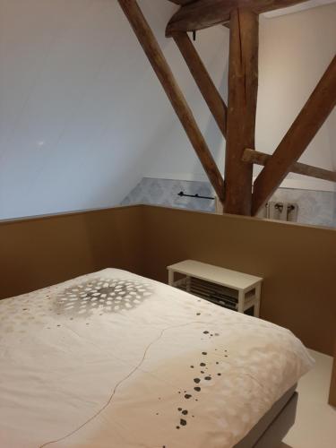 ein Schlafzimmer mit einem Bett mit Schmutz drauf in der Unterkunft Appartementen Hoek 1 in Baflo