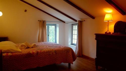 une chambre avec un lit avec une lampe et une fenêtre dans l'établissement Le Moulin de l'Ostriconi, à Novella
