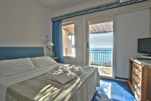 A bed or beds in a room at Grand Hotel San Pietro