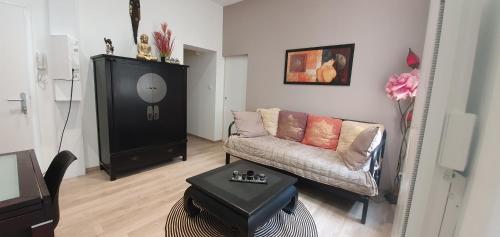 sala de estar con sofá y mesa en Villa vista mare en Dunkerque