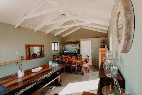 a living room with a table and a dining room at Sionshoop in Van Wyksdorp
