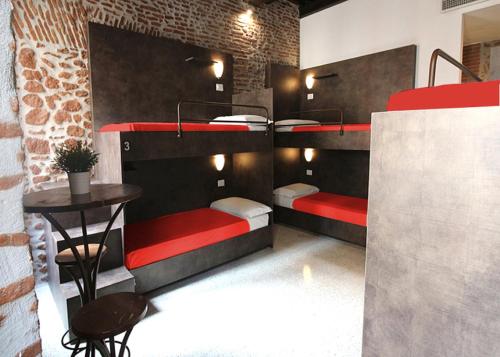 Un ou plusieurs lits superposés dans un hébergement de l'établissement New Generation Hostel Rome Center