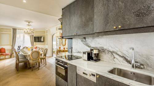 A kitchen or kitchenette at Luxury 6 Bedroom 5 bathroom Palace Apartment - Louvre View