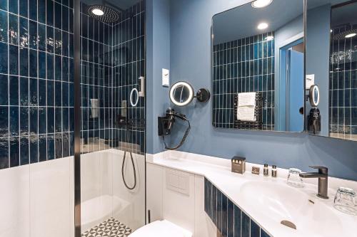 a bathroom with a shower and a sink at SEETELHOTEL Pommerscher Hof in Heringsdorf