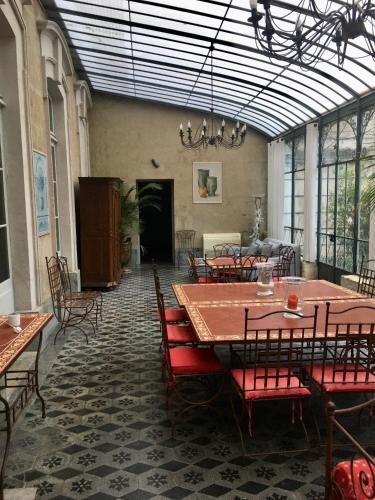 une salle à manger avec une grande table et des chaises dans l'établissement L Orangerie Spacieux appartement deluxe dans le centre historique, à Avignon