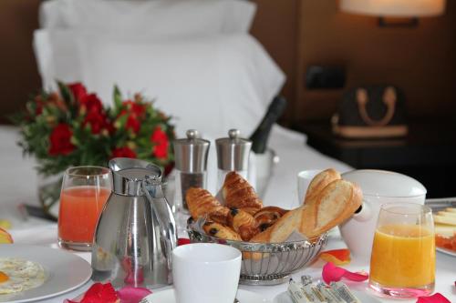 een tafel met een kom brood en jus d'orange bij Hôtel Barrière le Grand Hôtel Enghien-les-Bains in Enghien-les-Bains