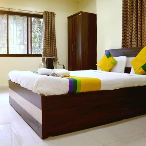 Katil atau katil-katil dalam bilik di Hotel Bestow Inn Koregaon Park Pune -Near Osho Ashram