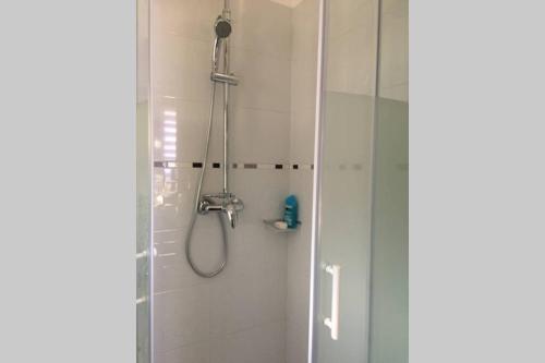 une salle de bain avec une douche avec pommeau de douche dans l'établissement LE FORT DU TREPORT, au Tréport