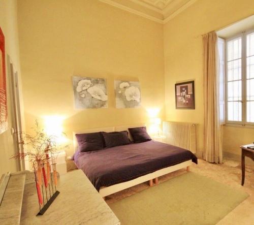 une chambre avec un lit dans une pièce dans l'établissement L Orangerie Spacieux appartement deluxe dans le centre historique, à Avignon
