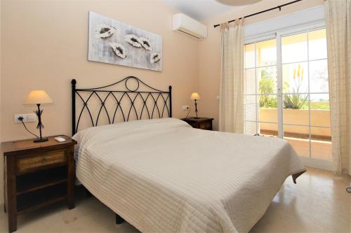 Postel nebo postele na pokoji v ubytování Estepona Port Apartment OLIVIAN