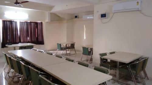 une pièce vide avec des tables et des chaises dans l'établissement Vamoose Park Palace, à Bharatpur