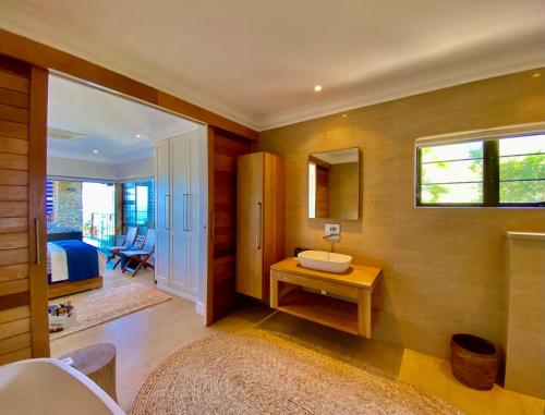 Ένα μπάνιο στο Dolphin Coast YOLO Spaces - Ballito Beach House Villa