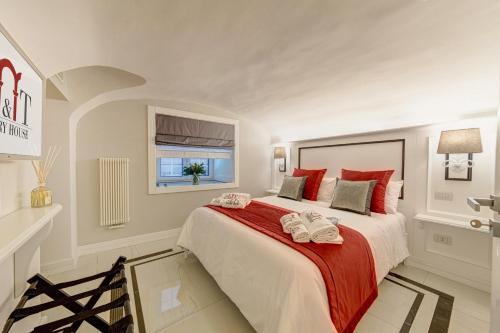 um quarto com uma cama grande e almofadas vermelhas em S&T LUXURY HOUSE in PLEBISCITO SQUARE em Nápoles