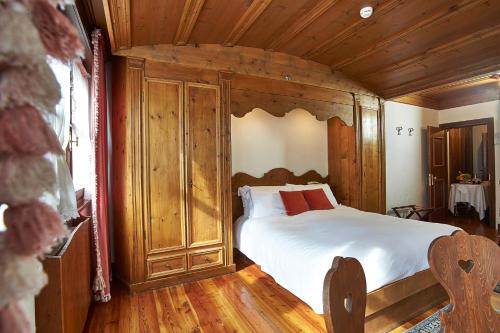 Een bed of bedden in een kamer bij Hotel Bellevue Suites & Spa