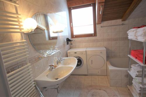 y baño con lavabo y lavadora. en Alpenapartment Abtenau 2 - 6 Personen en Abtenau
