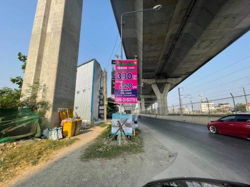 a speed limit sign on the side of a highway at Charinsup Pinklao Hotel in Bang Kruai