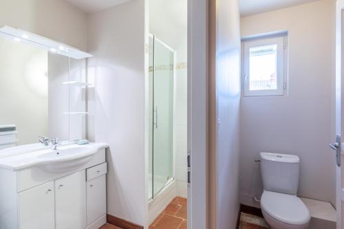 W łazience znajduje się toaleta, umywalka i prysznic. w obiekcie Pléiade w Béziers