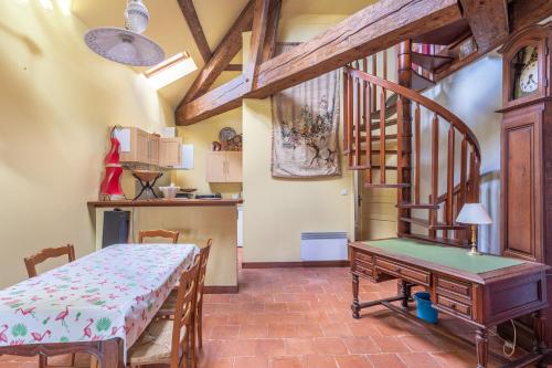 une salle à manger avec une table et une cuisine dans l'établissement Pléiade, à Béziers