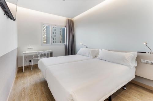 
A bed or beds in a room at B&B Hotel Barcelona Viladecans
