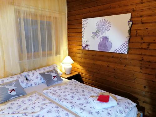 1 dormitorio con 2 camas y una foto en la pared en Alpenapartment Abtenau 2 - 6 Personen en Abtenau