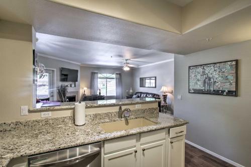 cocina con fregadero y espejo grande en Scottsdale Condo Near Westworld and TPC Golf!, en Scottsdale