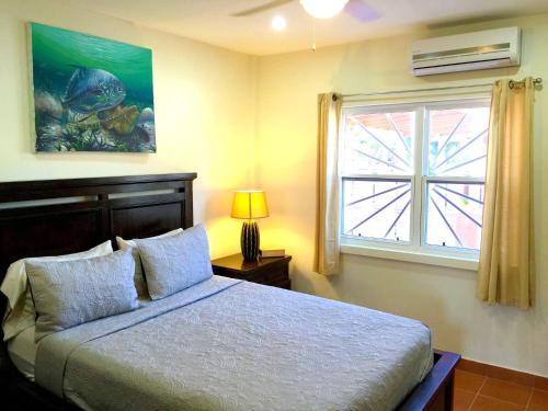 Una cama o camas en una habitación de Pura Vida Inn