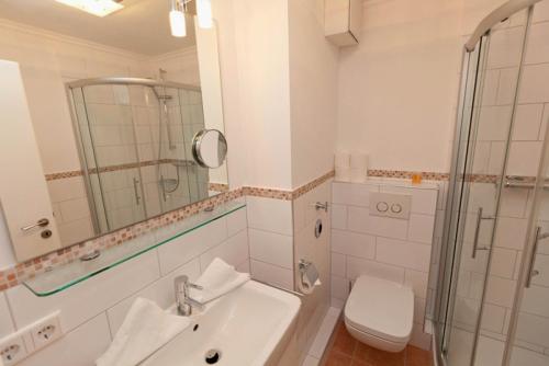 ein Bad mit einem Waschbecken, einem WC und einer Dusche in der Unterkunft Ferienwohnung Dünenblick in Westerland