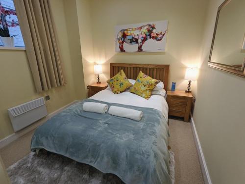 a bedroom with a large bed with two night stands and two lamps at Heart of the City - FREE PARKING in York