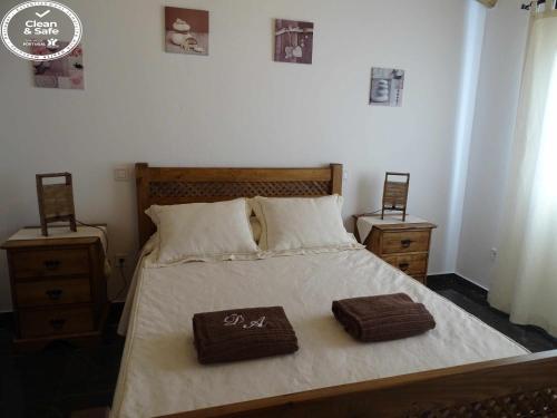 ein Schlafzimmer mit einem Bett mit zwei Handtüchern darauf in der Unterkunft DieAna Alojamento Amieira in Amieira
