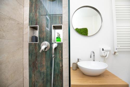 W łazience znajduje się prysznic, umywalka i lustro. w obiekcie Metropole Apartments Studio Old City w Bukareszcie