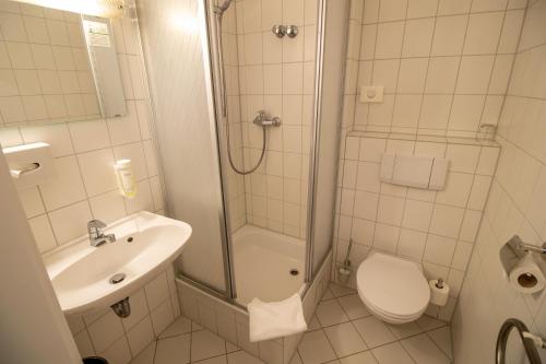 Koupelna v ubytování Hotel Fallersleber Spieker