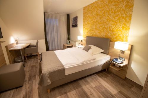 Postel nebo postele na pokoji v ubytování Hotel Fallersleber Spieker