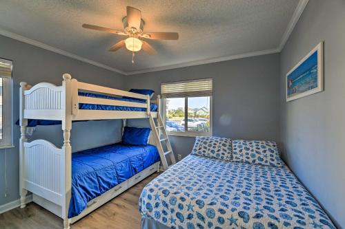 Giường tầng trong phòng chung tại Emerald Isle Resort-Style Condo Walk to Beaches!