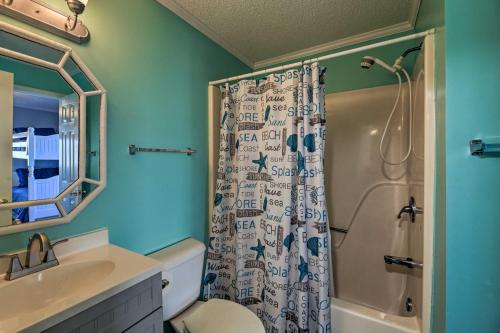 Ванна кімната в Emerald Isle Resort-Style Condo Walk to Beaches!