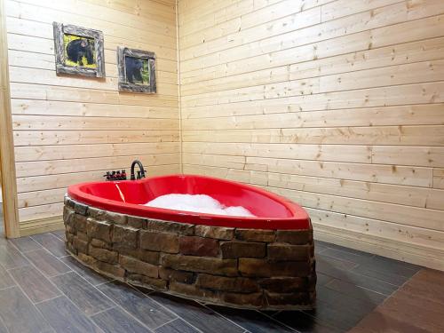 een badkamer met een groot bakstenen bad in een kamer bij Gatlinburg - Honeymoon Hideaway in Gatlinburg