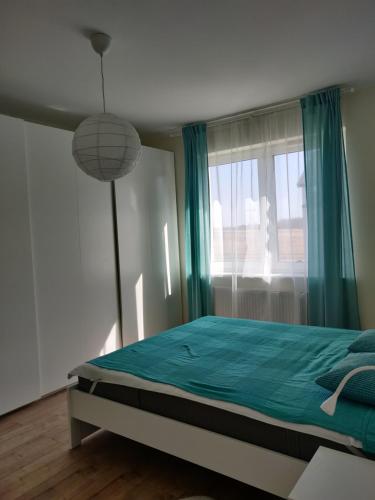 Säng eller sängar i ett rum på Apartament Błękitna Muszelka Darłówko