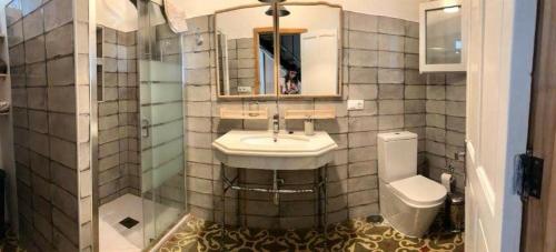 een badkamer met een wastafel en een toilet bij Casa de Lys in Sanlúcar de Barrameda