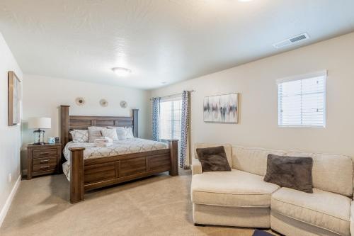 1 dormitorio con 1 cama, 1 sofá y 1 silla en Zion Desert Getaway, en Washington