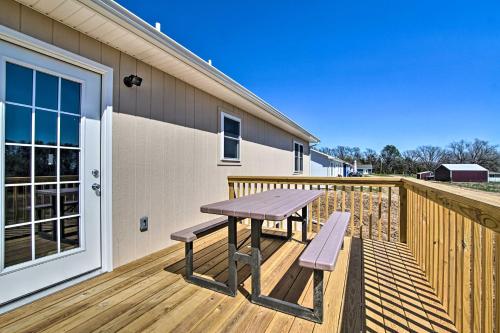 Spacious Home with Deck, Walk to Peter Pan Park