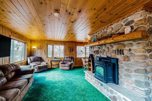 Ruang duduk di Mitten Lake Retreat