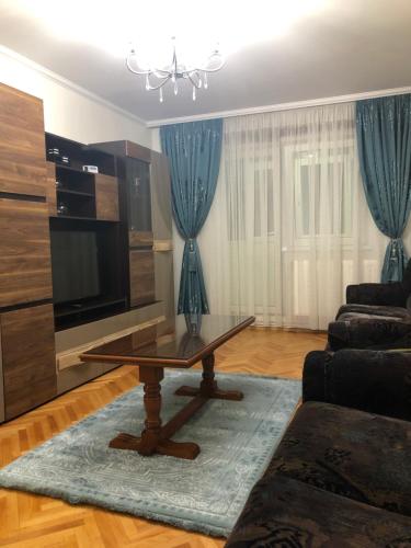 un soggiorno con tavolo e divano di Apartament Central Dioda Deluxe a Sibiu
