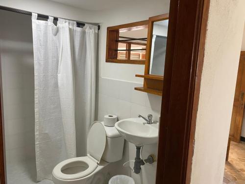 un baño con inodoro y lavabo en Hotel Villa del Mar Coveñas, en Coveñas