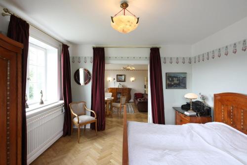 a bedroom with a bed and a dining room at Ferienwohnung Art Deco in Hörnum